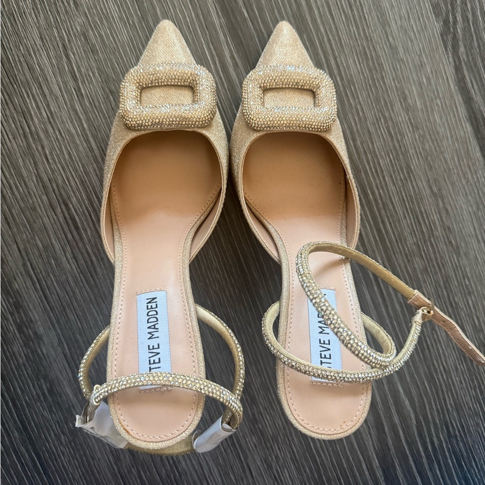 Women's Vienna GoldTwo-Piece Pointed-Toe Pumps. Size 8